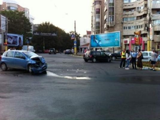 Maşini făcute armonică, în intersecţia Mircea cu Mamaia